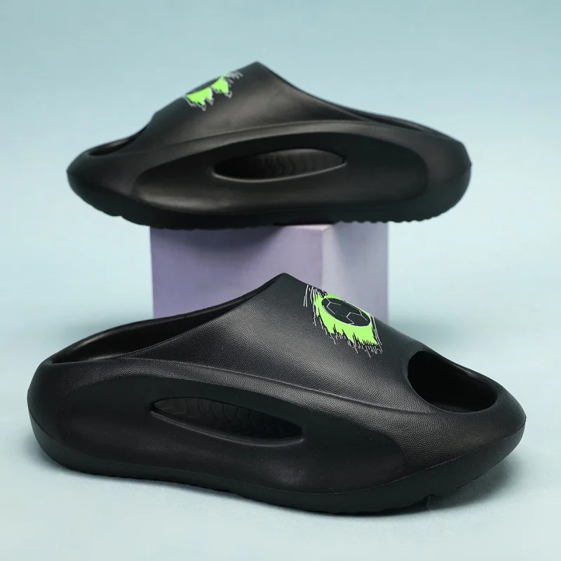 

A pair of children's summer open-toe slip-on sandals, soft and comfortable sandals with cartoon pattern design. TB-325-5