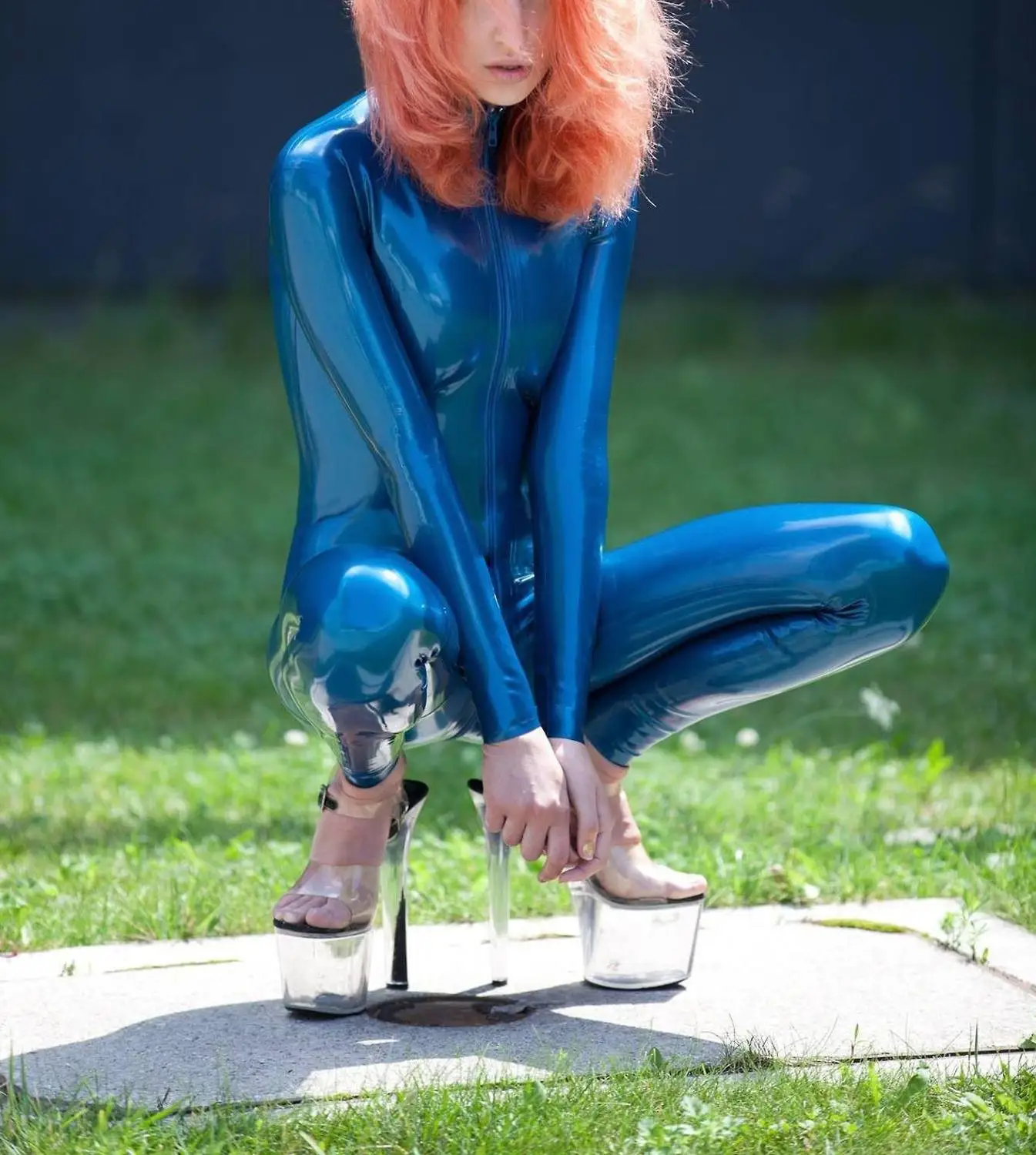 زي نسائي من اللاتكس بأكمام طويلة باللون الأزرق اللامع مصنوع من مواد اللاتكس الطبيعية بسمك 0.4 مم