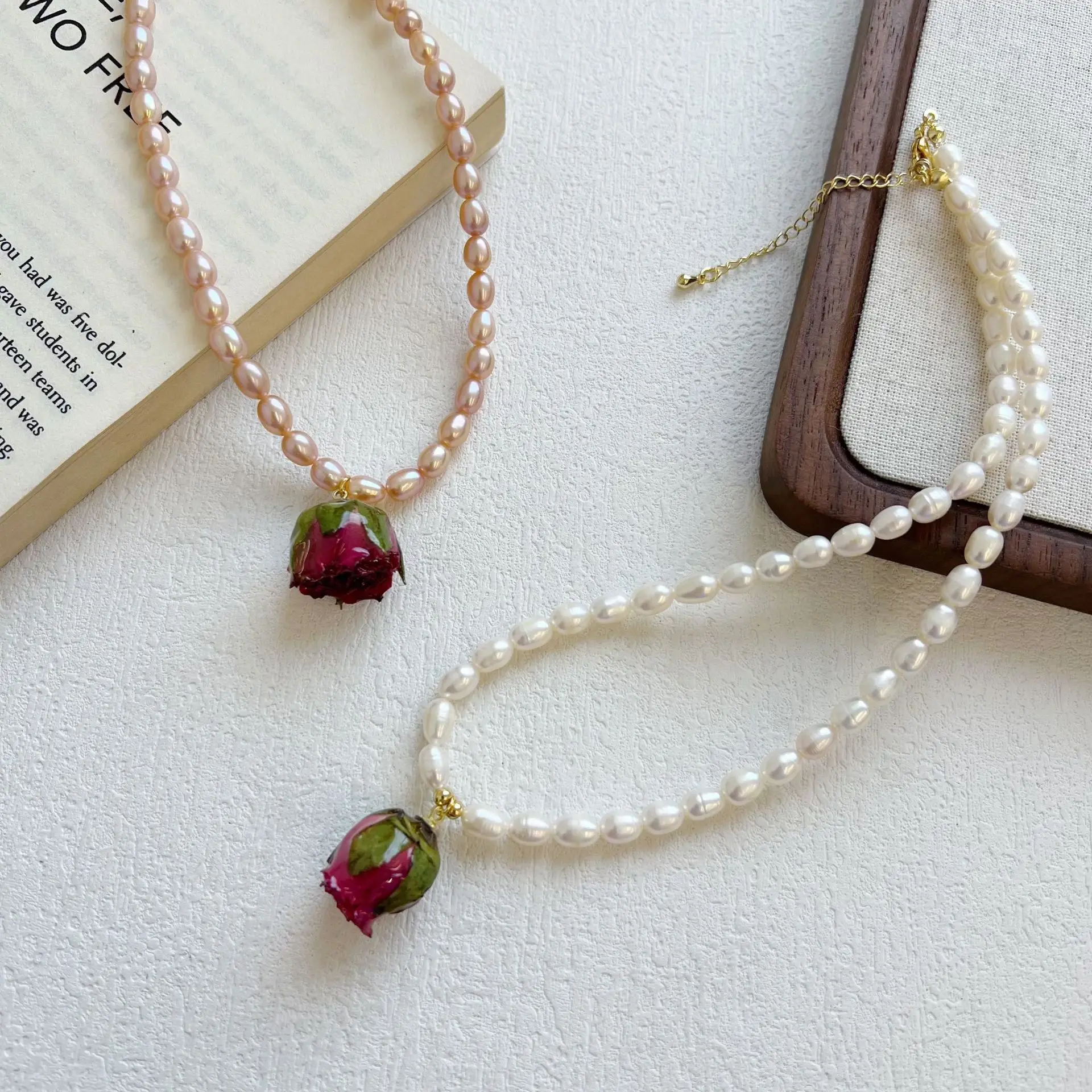 

Natural Freshwater Pearl Collarbone Chain, Retro Simple Style Necklace with Eternal Rose Pendant for Women