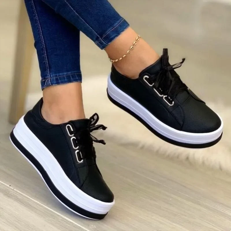 2024 Scarpe sportive Scarpe vulcanizzate da donna Scarpe casual con plateau da esterno Scarpe da ginnastica moda in pelle femminile Scarpe basse con zeppa da donna