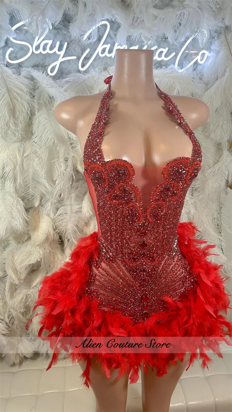 Abito corto da ballo corto in cristallo rosso brillante per ragazza nera Abito da cocktail per anziani Abito da festa di compleanno 2025 Piume Personalizzabili