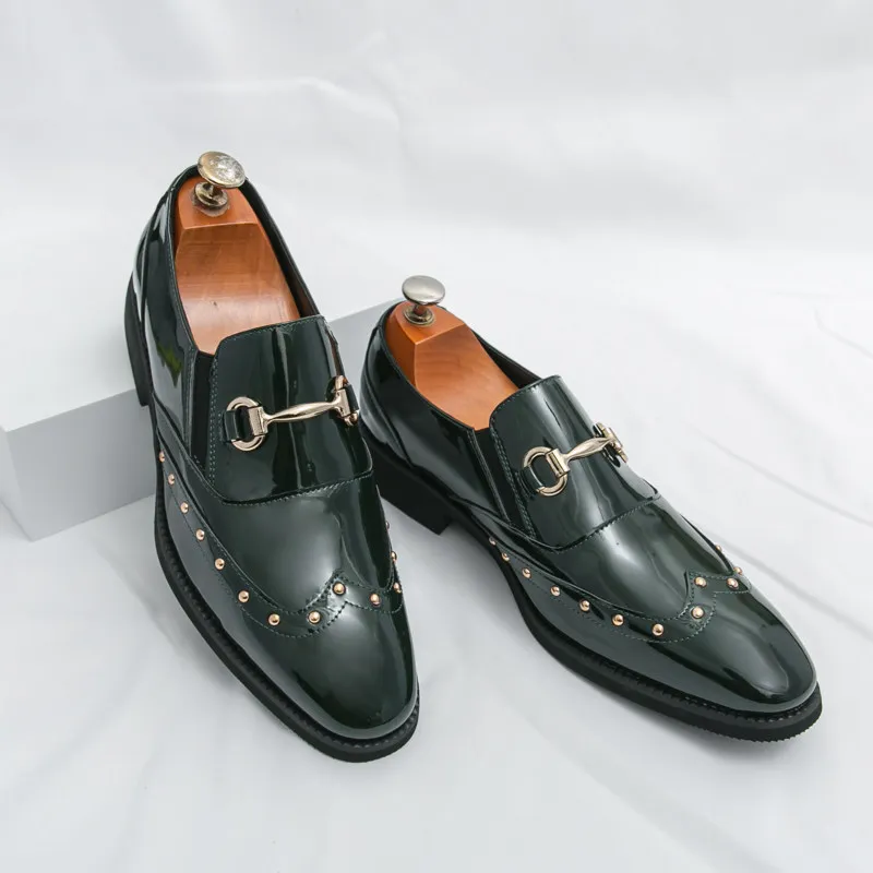 

Luxury Mirrors Green Man Wedding Shoes Rivet Elegant Men's Dress Shoes Pointed Toe Patent Leather Party Shoes Men Brogue Shoes