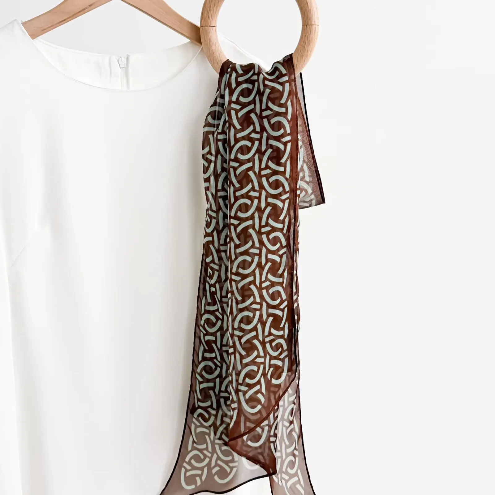 春夏の女性のシルクスカーフ大判ドレープショール薄い幾何学模様のプリント韓国スタイルファッションアクセサリー夏の日焼け止め