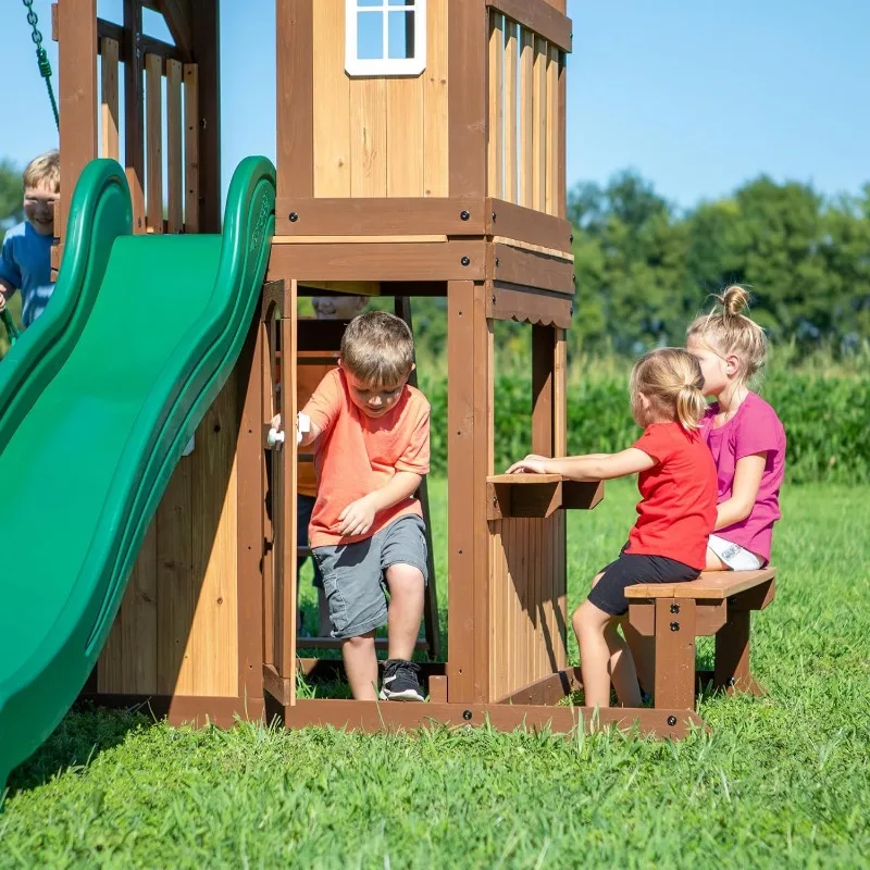 Ensemble de balançoire en bois de Lakewood, pont supérieur recouvert avec fenêtre de garniture blanche, glissière avec R64., zone inférieure du fort avec porte, rêves achis