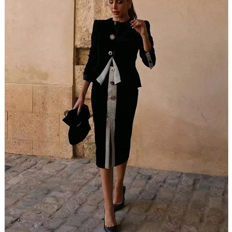 طقم نسائي جديد للربيع بأسلوب هيبورن يتكون من تنورة قصيرة مرقعة وسترة بأكمام طويلة وياقة مستديرة مزينة بأزرار