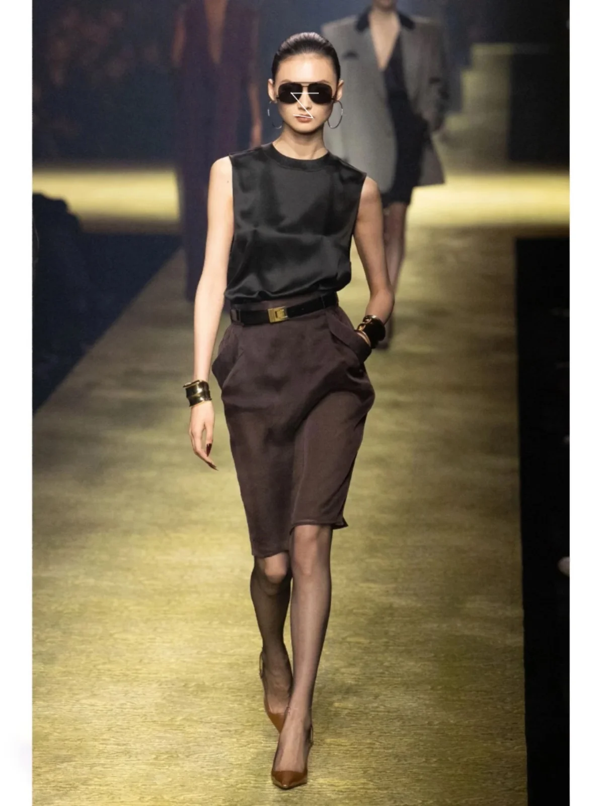 

Комплект для похудения: укороченный топ-жилет и юбка А-силуэта средней длины, винтажный стиль, из полиэстера...