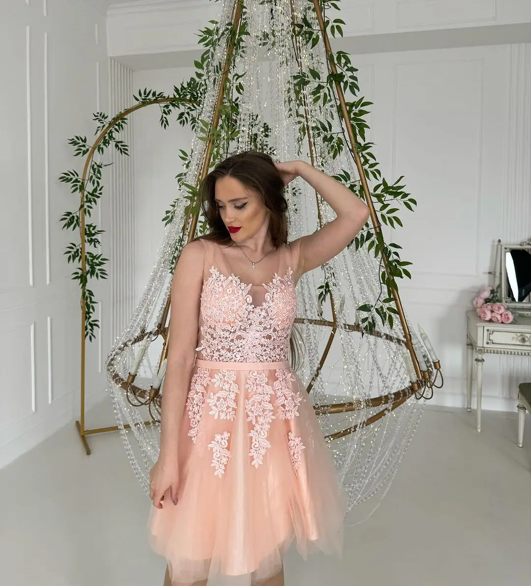 فستان قصير لحفلات العودة للوطن من الدانتيل باللون الوردي أحمر الخدود مزين بالتول للحفلات الراقصة وأعياد الميلاد ورقبة على شكل V فستان قصير من vestidos para mujer