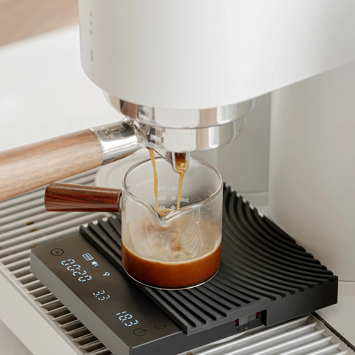 Timemore Black Mirror Basic3.0 Digital Coffee Scale Precision Weighing Timer For Espresso Pour Over Coffee Bean Home Barista view 5
