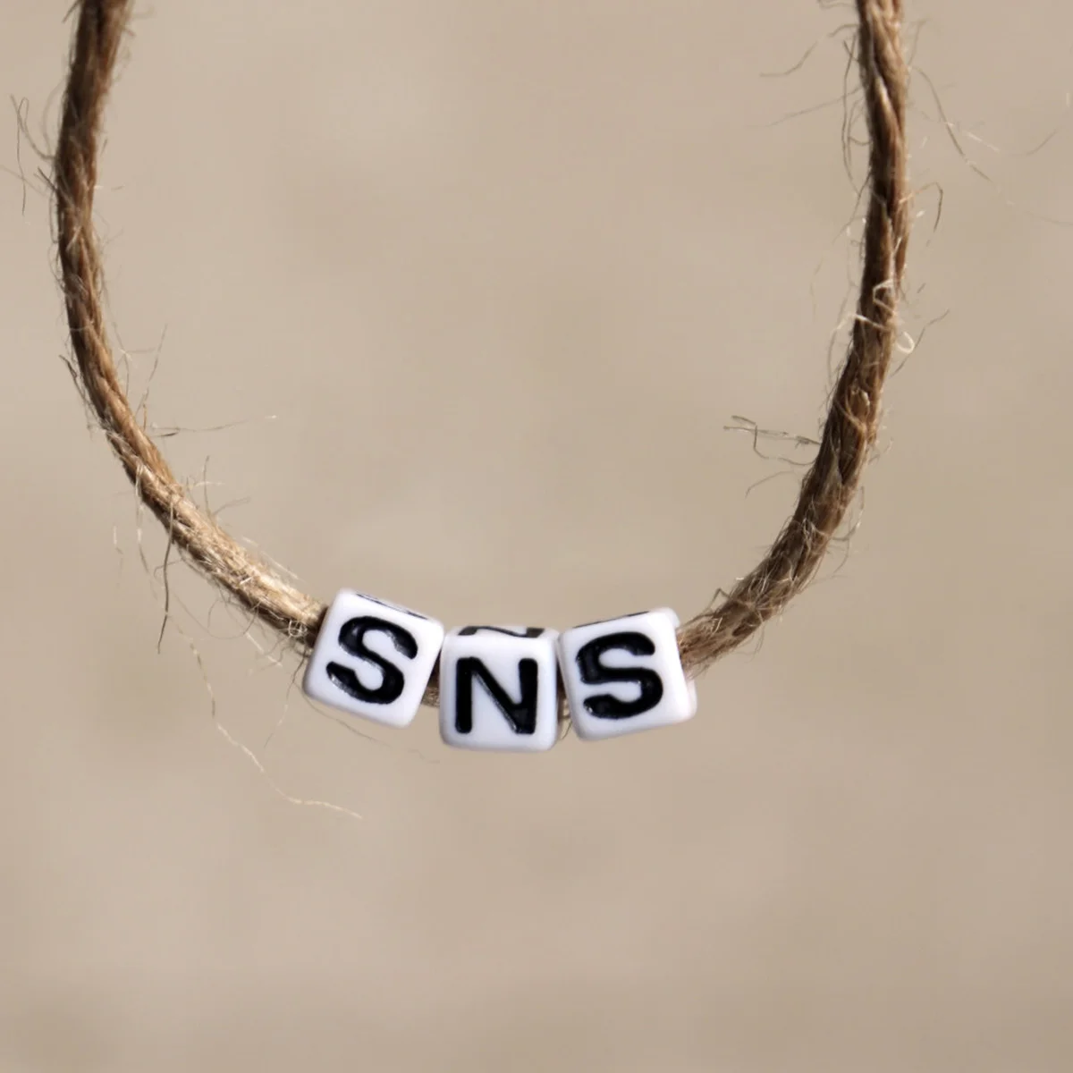 100 個アルファベット文字ビーズアクリルスクエア DIY ジュエリー作成アクセサリー子供工芸英語文字言葉ペンダントビーズ