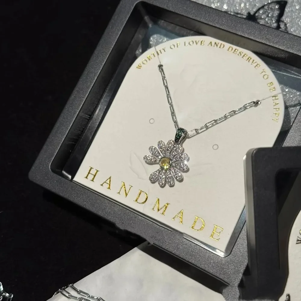 a 880818 GD نمط قلادة Kpop الساخن المعبود G-DRAGON الرسمية نفس النمط قلادة 2025 جديد الماس البطانة ديزي قلادة #5