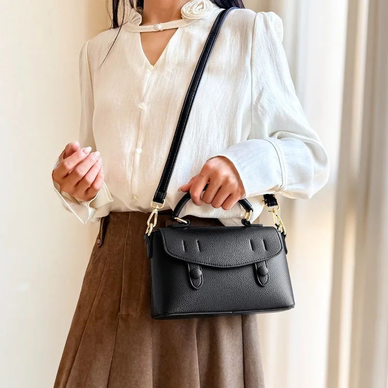 Classic and fashionable women's chain shoulder bag, modern trendy casual handbag, luxury designer women's crossbody bag