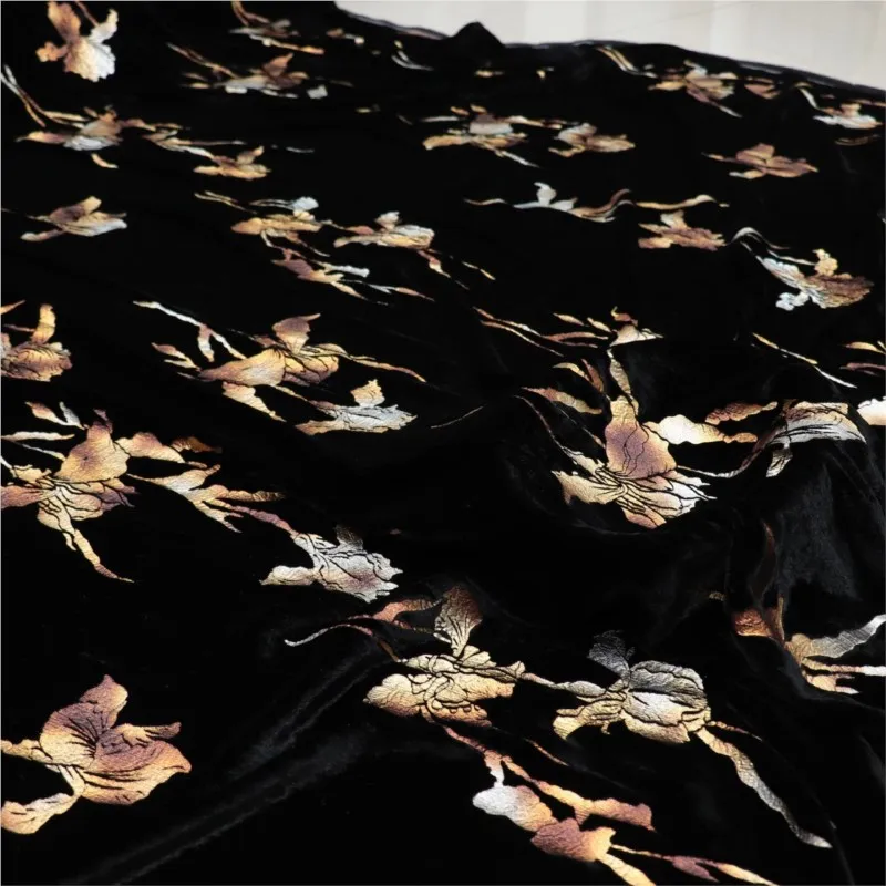 

High-quality women's fabric for shirts nightgowns and cheongsams made of woven silk gold-embossed viscose velvet