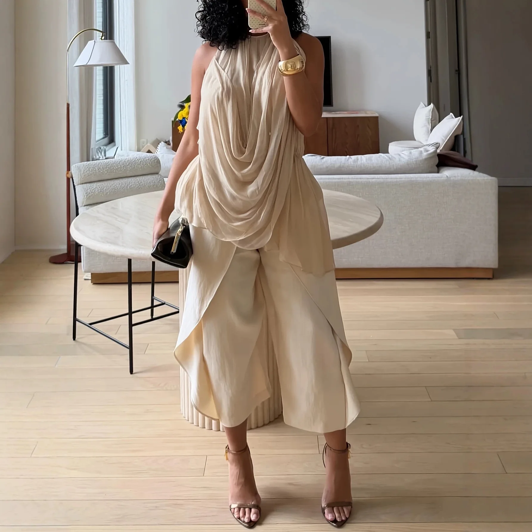 Damen Zweiteiler-Set: Neckholder-Top mit Drapierung und Raffung, ärmellos, hochtaillierte, weit geschnittene, kurz geschnittene Hose, elegantes, formelles, passendes Set.