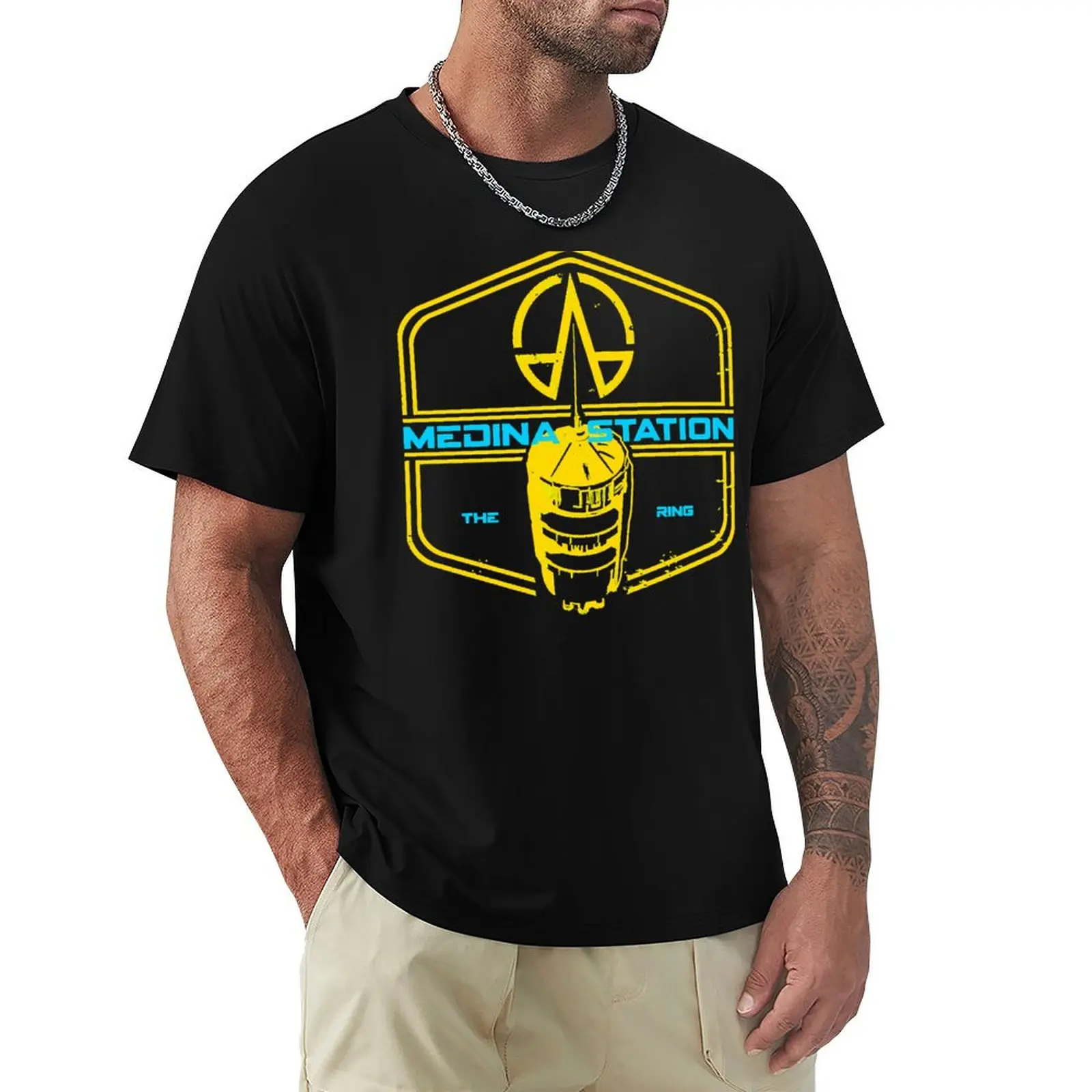 Camiseta MEDINA STATION con diseño gráfico simple