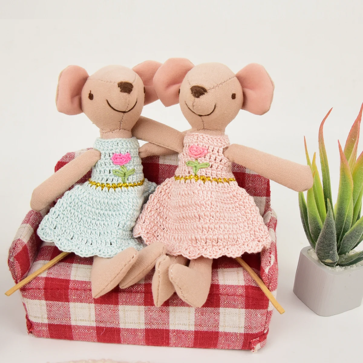 Myszka H-13Cm z wymienną spódniczką szytą na szydełku, odpowiednia dla lalek BJD Ob11, ozdoba do domku dla lalek, prezent na Dzień Dziecka, prezent urodzinowy.