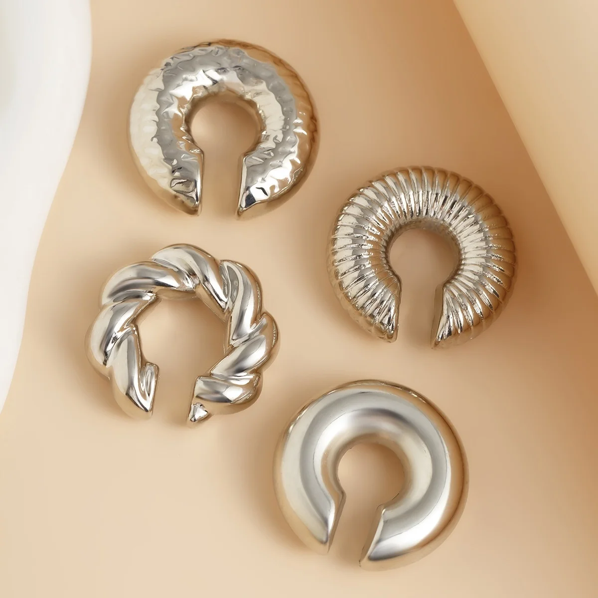 4 Stück/Set Street-Style, klobige, gehämmerte, verdrehte C-förmige Ohrklemmen, Ohrringe für Damen und Herren, ohne Ohrlöcher, glatte Ohrclips, Punk-Schmuck – Detail 14
