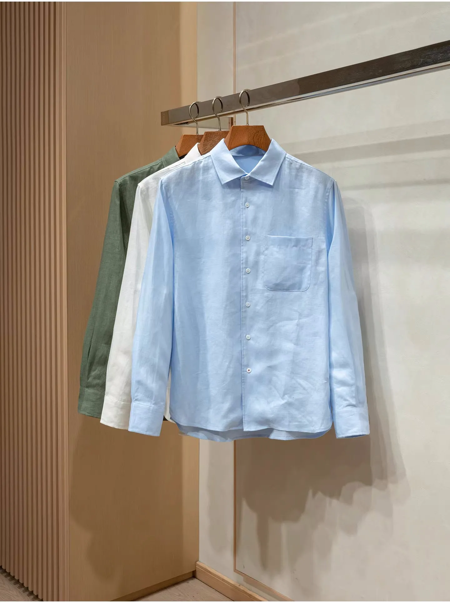 

100% льняная минималистичная мужская рубашка свободного кроя с длинными рукавами