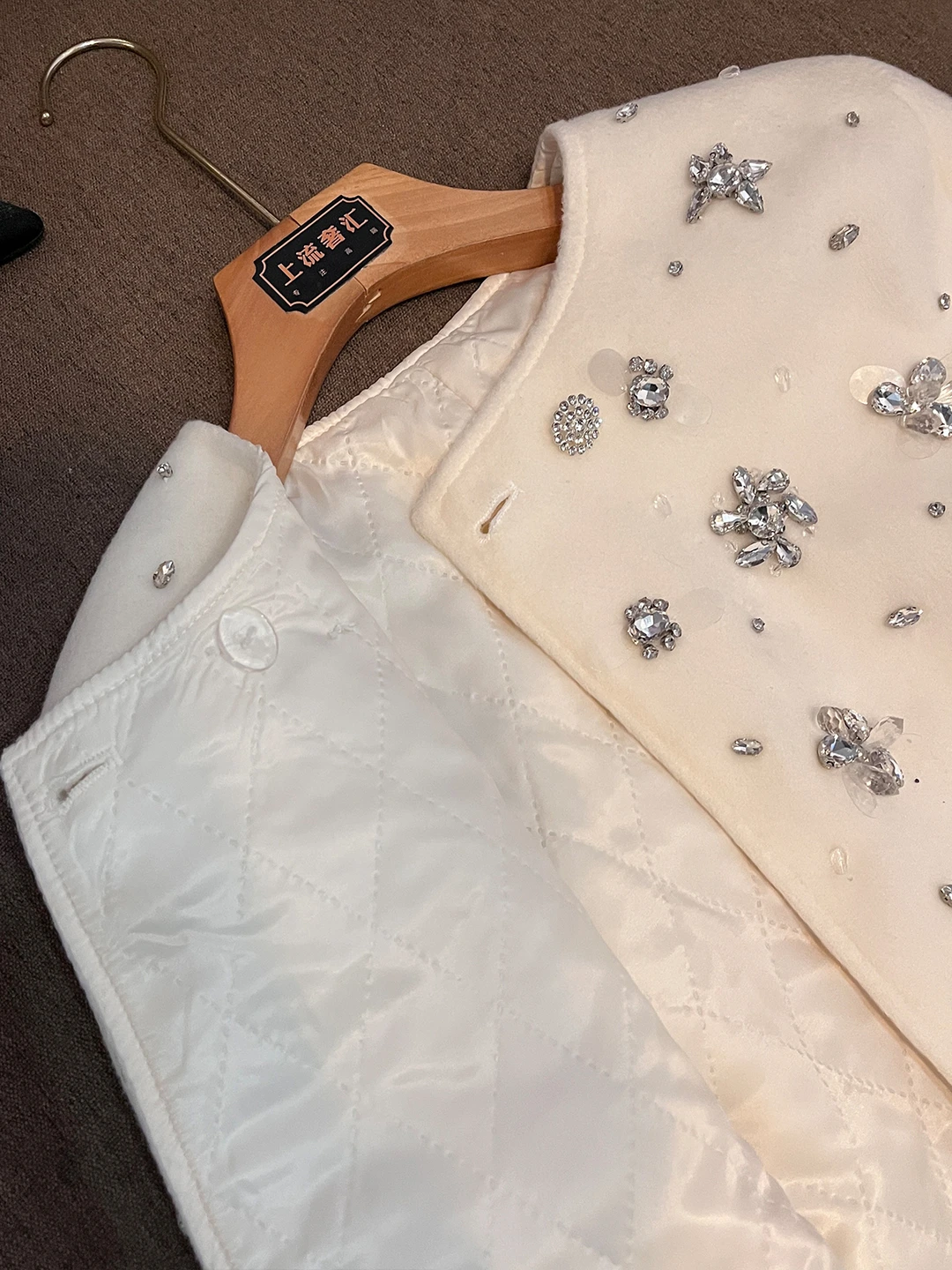 เสื้อคลุมผ้าโพลีเอสเตอร์หรูหราสไตล์ลำลองสำหรับผู้หญิง ประดับมุกอย่างดี รุ่นใหม่ประจำฤดูหนาวปี 2025