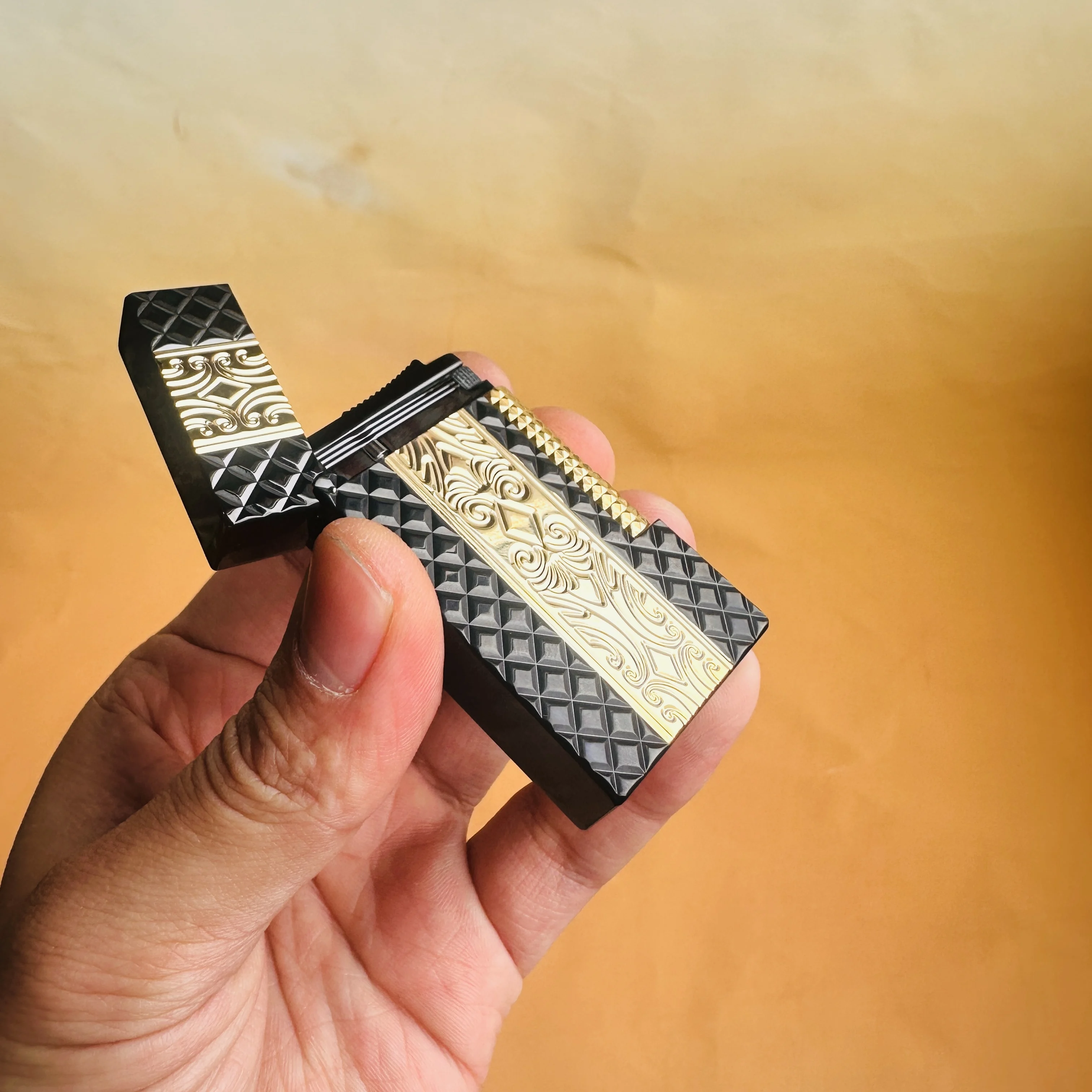 Luxury Brand Custom Lighter — - Luxury Lifestyle Men 리뷰 및 가격
