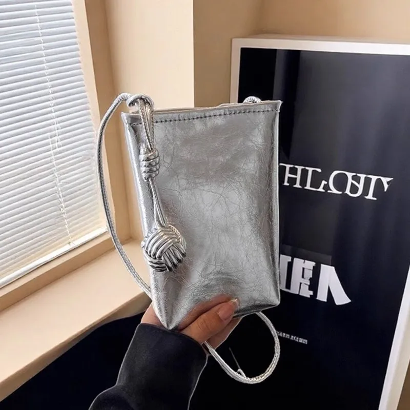 حقيبة هاتف ذهبية فاخرة للنساء حقيبة كروس جلدية من الشمع الزيتي مع قلادة كروية منسوجة حقيبة كتف مسائية أنيقة