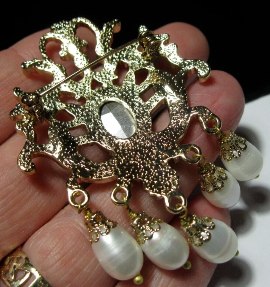 Luxury Fashion Brooch Alloy Brooch with Gemstones Suitable for Party Men Women Chest Decoration