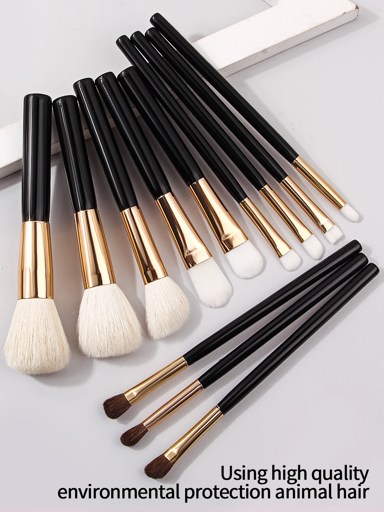 ชุดแปรงแต่งหน้าระดับไฮเอนด์ 12 ชิ้น: แปรงรองพื้น, แปรงปัดแก้ม, แปรงอายแชโดว์, ฟองน้ำแต่งหน้า 2 ชิ้น, พัฟแป้งสามเหลี่ยม 2 ชิ้น