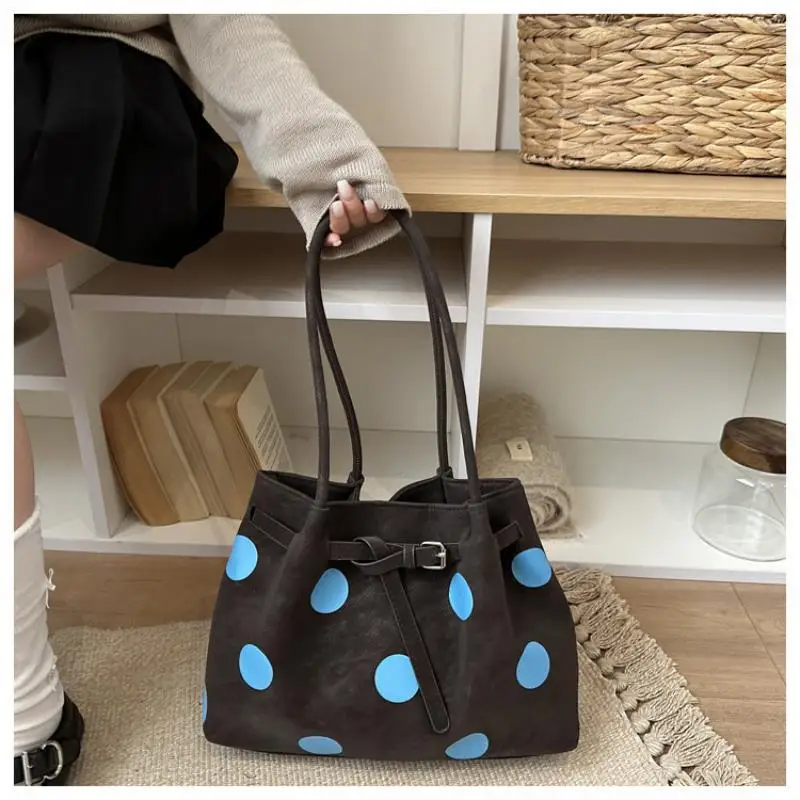 Gepunktete Schultertasche mit großer Kapazität und Schnallendesign für den täglichen Arbeitsweg und Einkauf. – Detail 19