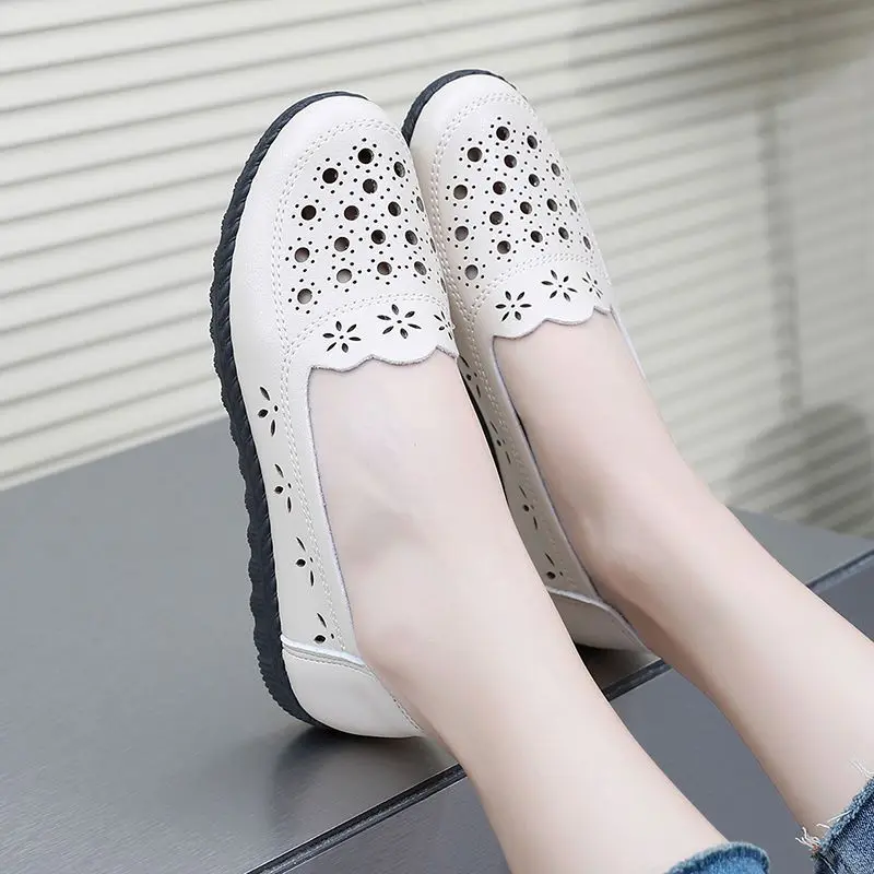 

Cheap Mom Cut-outs Loafers Non-slip Ladies Breathable Sneakers Woman Leather Flats Flat Heels Comfort Summer Ballet Flats