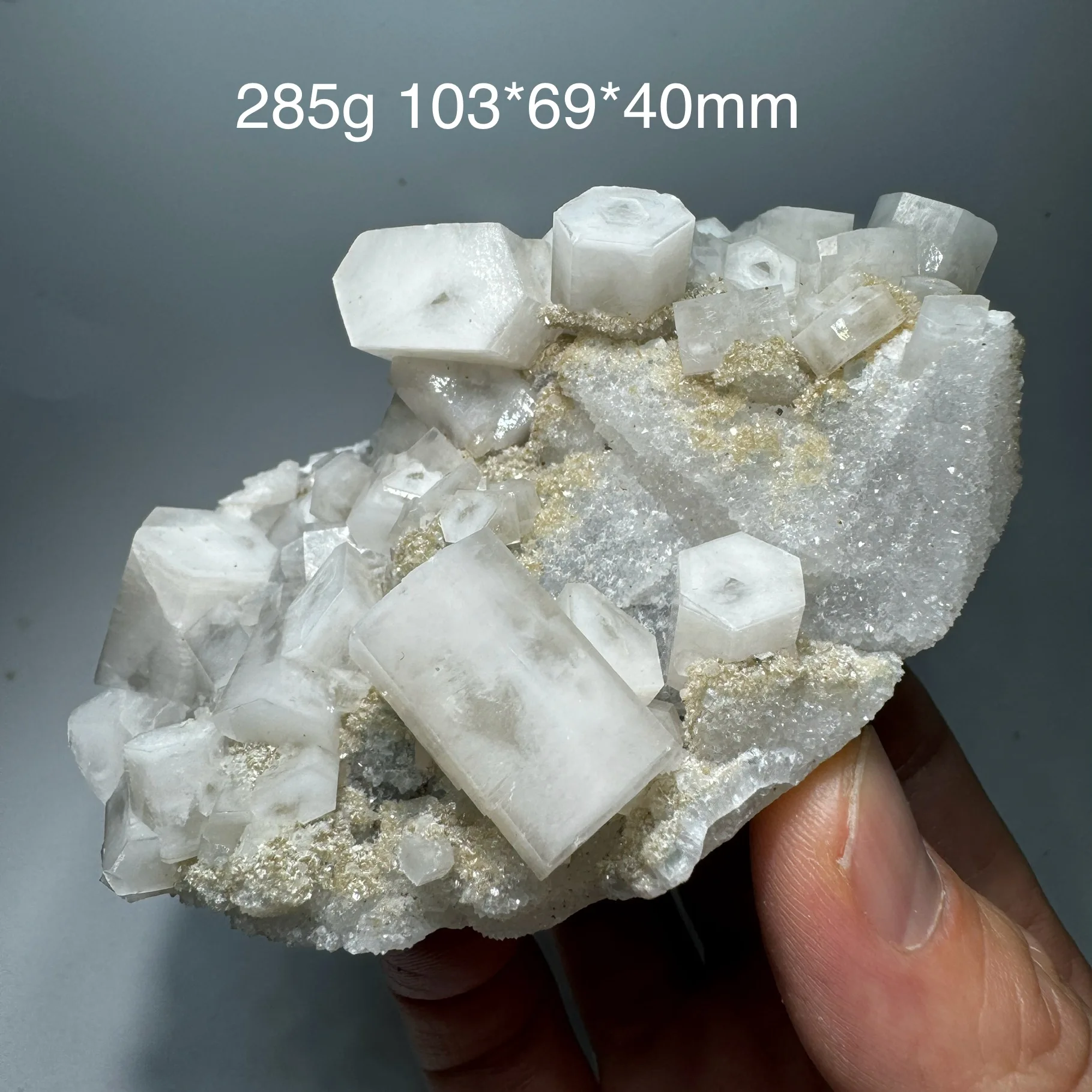 285g Natural Columnar White Calcite Mineral Specimen Fluorescent Effect Red Healing Stone Desk Decor