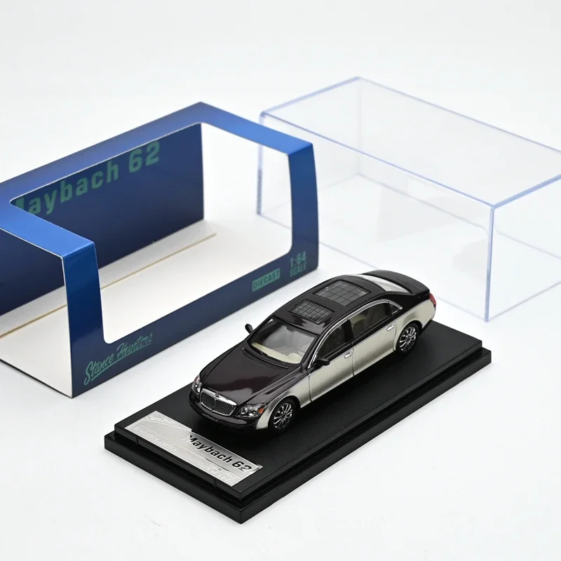 

1:64 Wine red gold two-tone die-cast alloy car model collection ornament, adult decoration, children's toy.