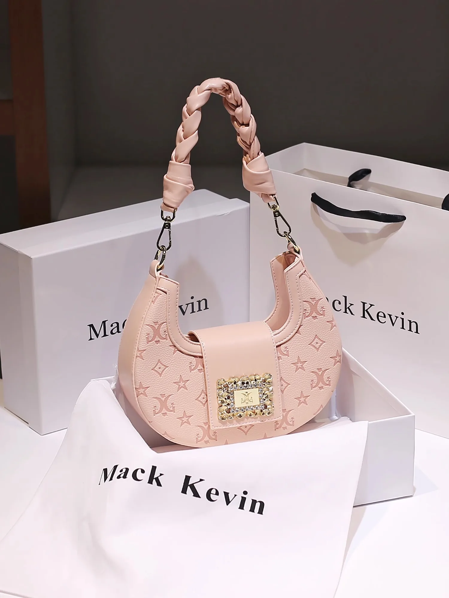 

Милая и роскошная женская сумка подмышки с очаровательным декоративным принтом и металлическим замком. Стильная и универсальная ручная сумка через плечо.