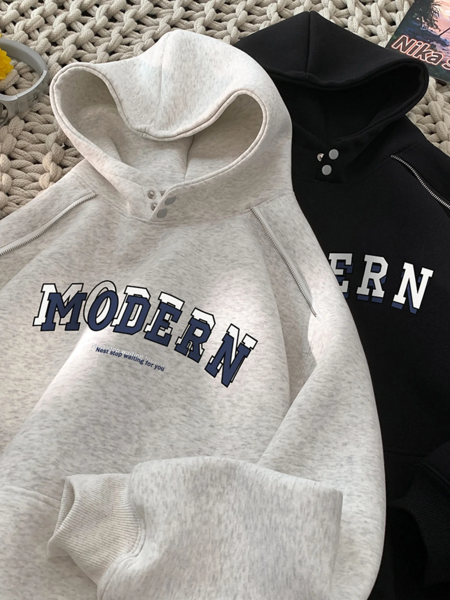 

Утепленная флисовая толстовка для мужчин: зимняя, плотная, износостойкая куртка в американском стиле Cleanfit с принтом, удобная, удлиненная.