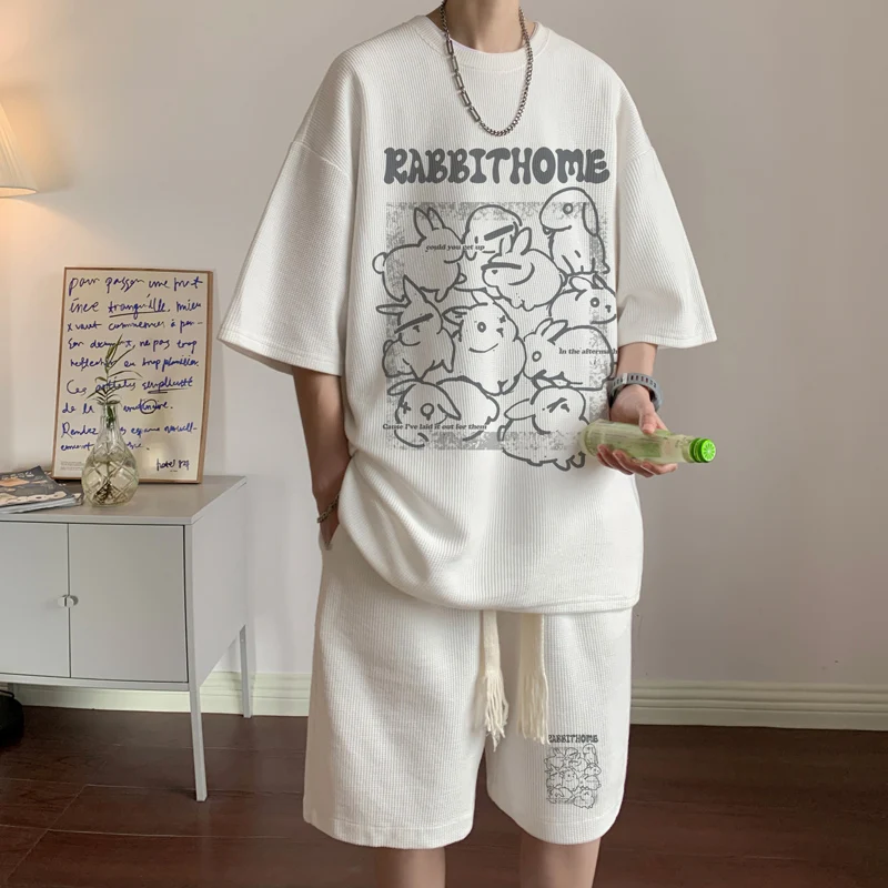 

Мужской летний комплект из двух предметов: свободная футболка с коротким рукавом и шорты, молодежный, модный, с животным принтом, круглый вырез горловины.