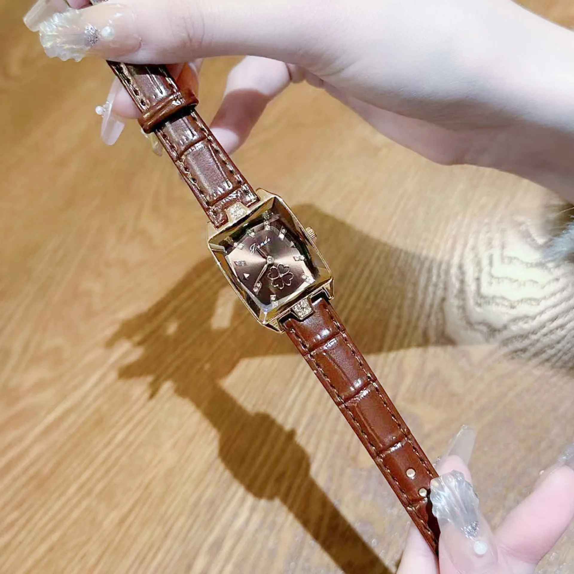 Retro-Style Women's Square Watch: Compact, Sophisticated, Luxurious, Creative Leather Casual Water-Resistant Quartz Wristwatch
