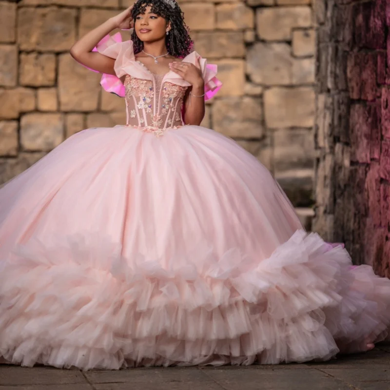 

Розовое платье для церемонии Quinceanera с открытыми плечами, блестящими цветочными аппликациями, кружевными многослойными оборками и длинным шлейфом, платье для 15-летия. ﻿ Индивидуальный заказ