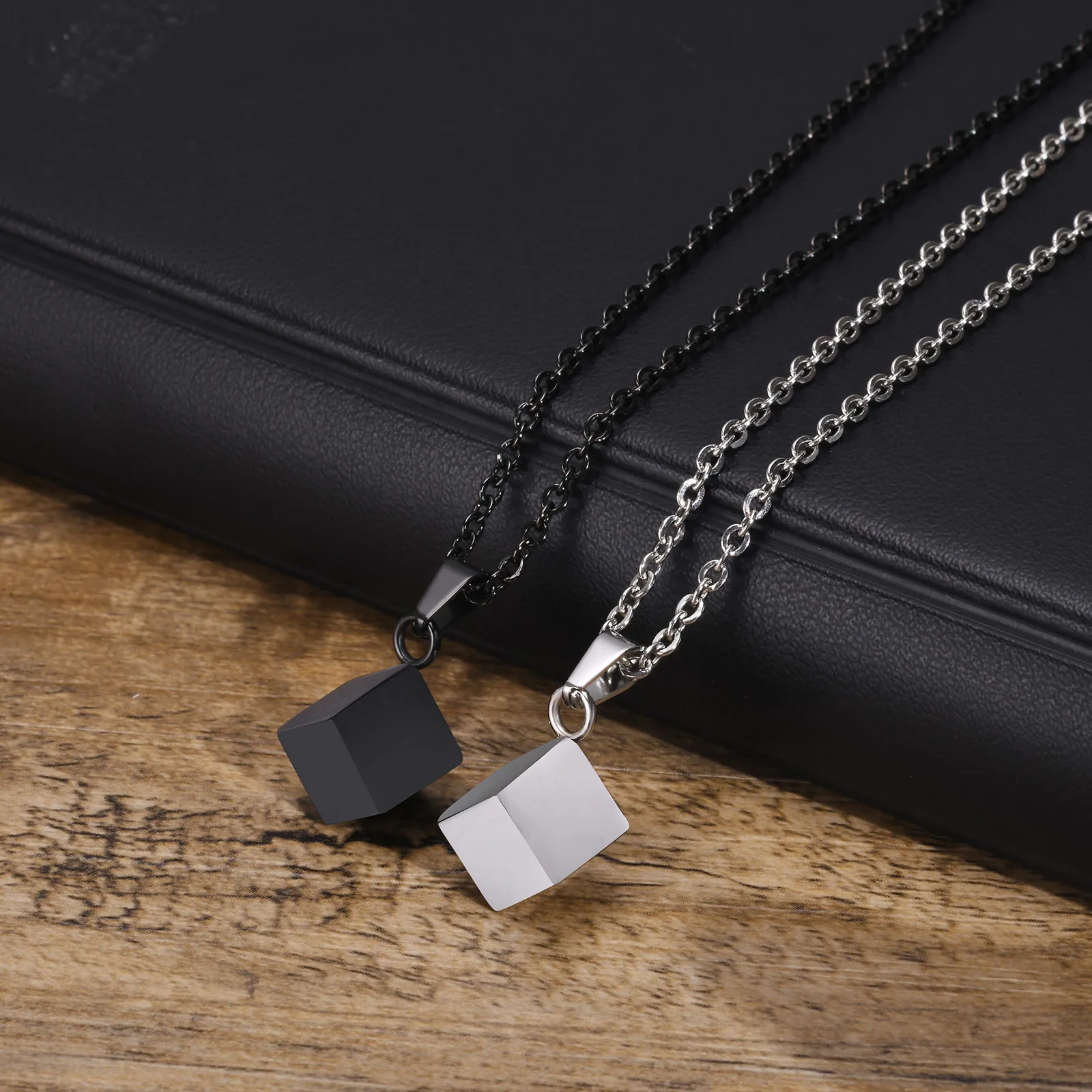 Vnox Fashion 3D kwadratowe naszyjniki z urną dla kobiet mężczyzn, błyszcząca stal nierdzewna minimalistyczna geometryczna kostka wisiorek kołnierz biżuteria — zdjęcie 4