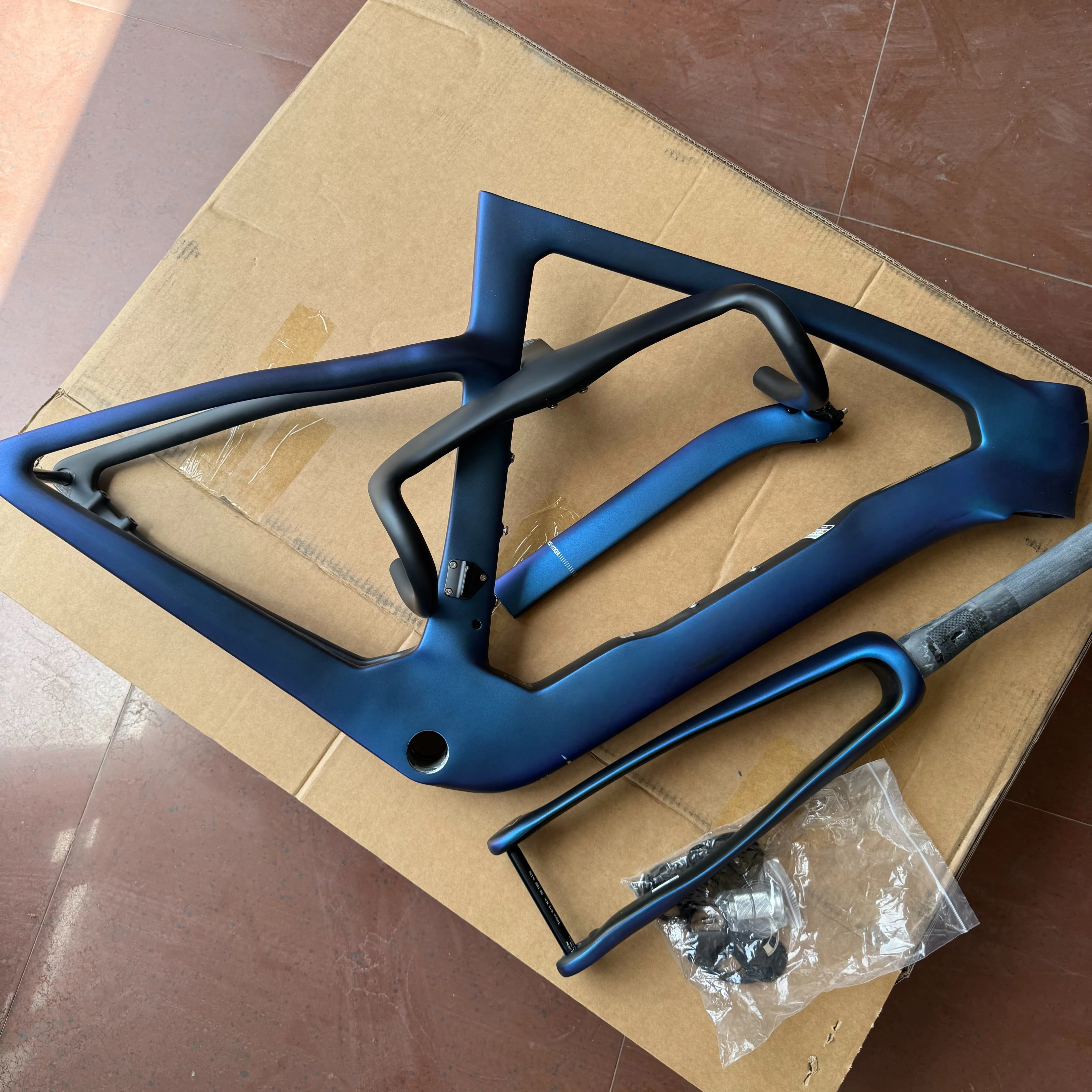 

2025 Model F Carbon Fiber Road Bike Frame Bsa Bb Di2/Mechanical Compatible Internal Milling 700C Rims Custom Logo Dpd Shipping