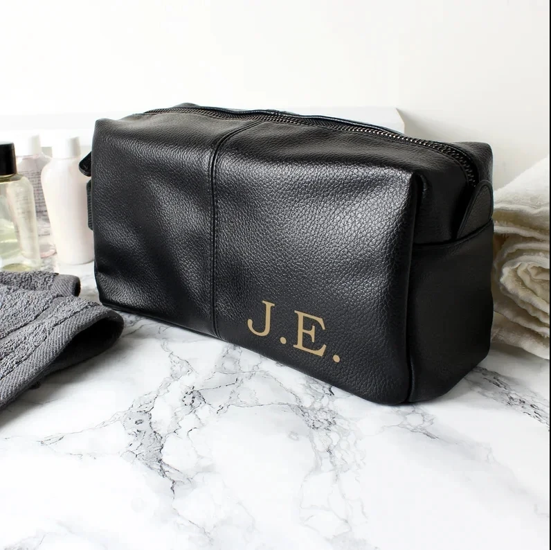 Borsa da toilette personalizzata con monogramma dorato Lnitials in pelle nera Look For Him Groomsmen Mens Dad Bestman Father Gift