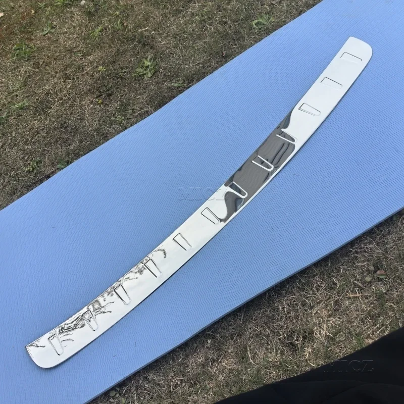 

For Volvo XC60 Rear Bumper Protector Sill Trunk Rear Guard Tread Plate Trim 2018 2019-2022 2023 2024 Car Styling Stainless Steel