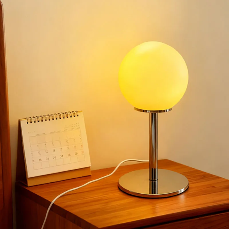 Smalto colorato Crema francese Lampada da tavolo in vetro a fungo nordico di metà secolo Camera da letto Comodino Soggiorno Lampada decorativa romantica