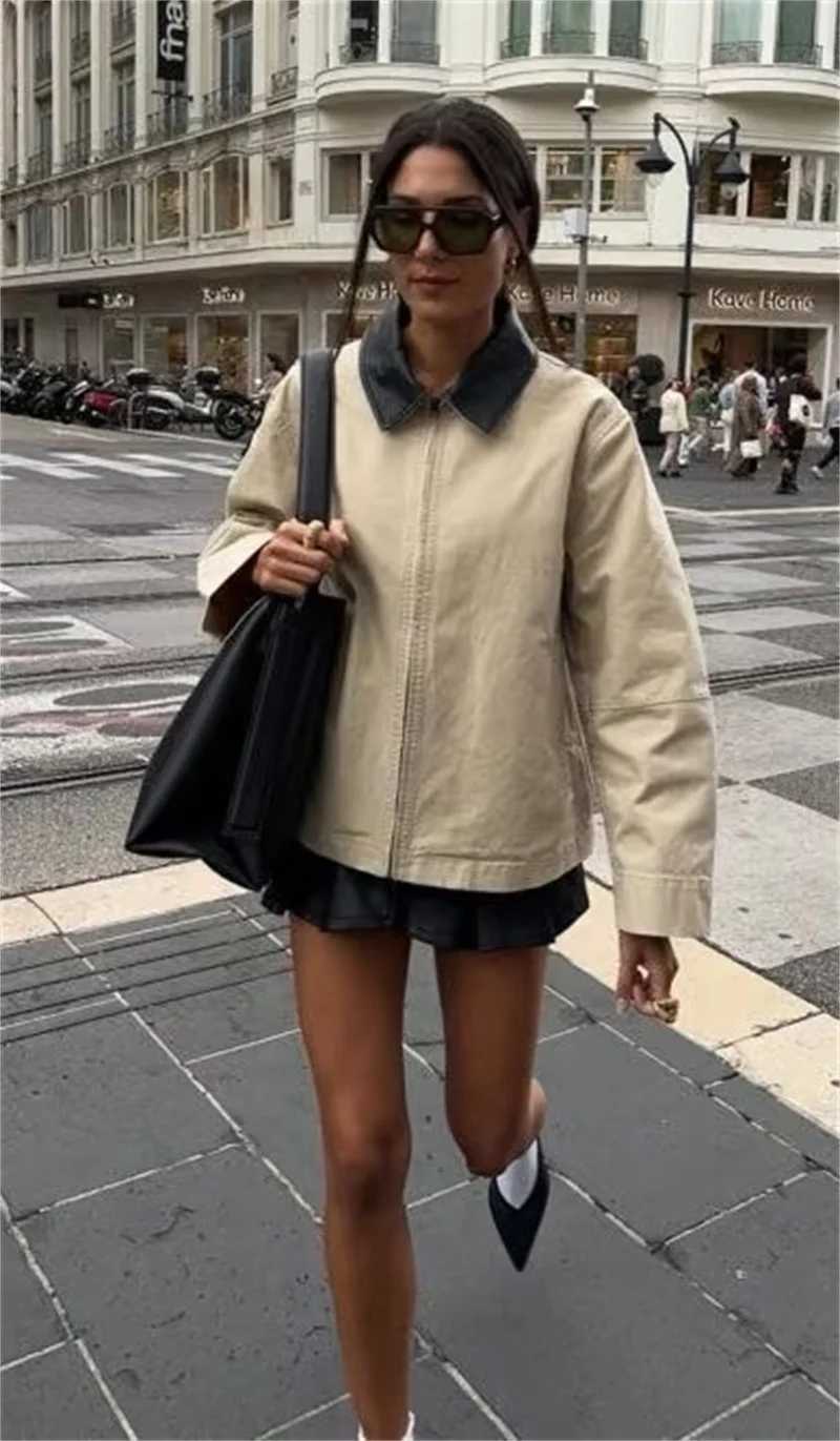 Un simple abrigo de otoño informal y moderno con efecto de cuero artificial y patchwork de solapa.