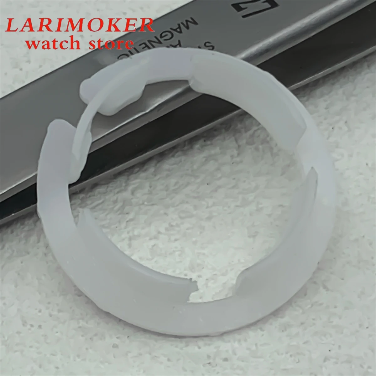 El sujetador de movimiento NH05 se utiliza para asegurar la carcasa del movimiento NH05