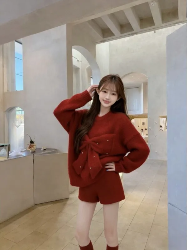 

Элегантный вязаный комплект для женщин: новинка Весна 2026 – свитер с узлами и бисером, шорты с высокой талией и широкими штанинами, модный комплект из двух предметов