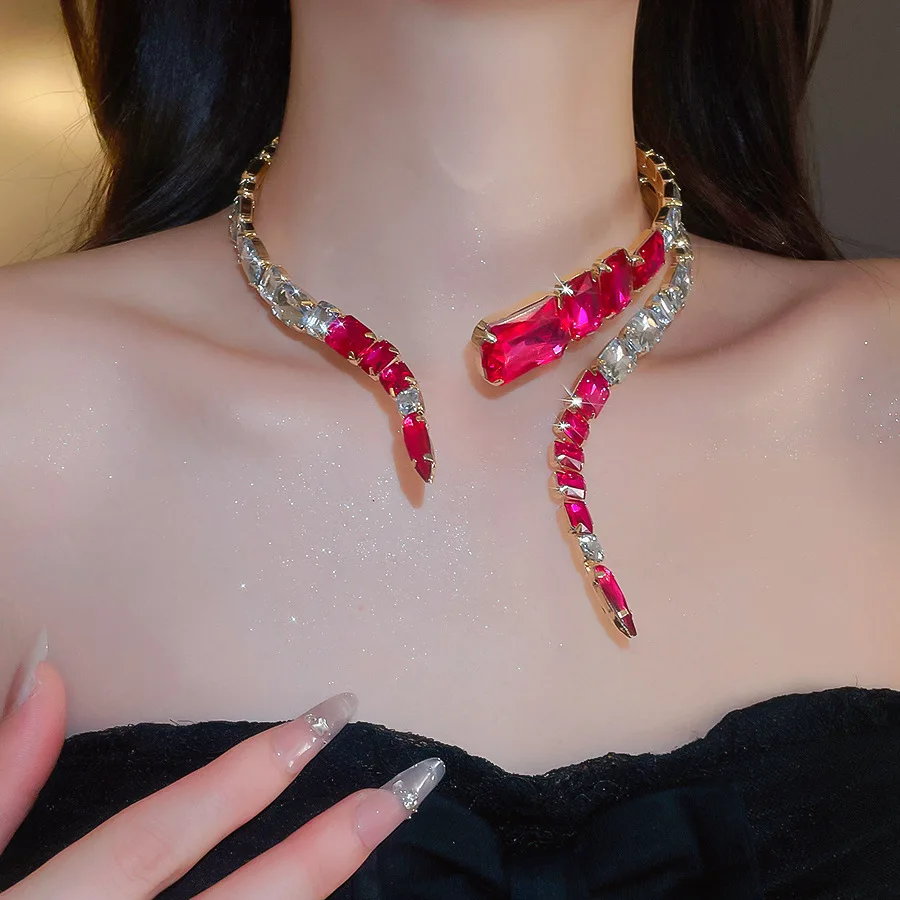 Neue Geometrische Diamantbesetzte Halskette, Personalisiert, Trendig und Extravagant, Leichter Luxus und Raffinierte Nischen-Halskette für Damen – Detail 1