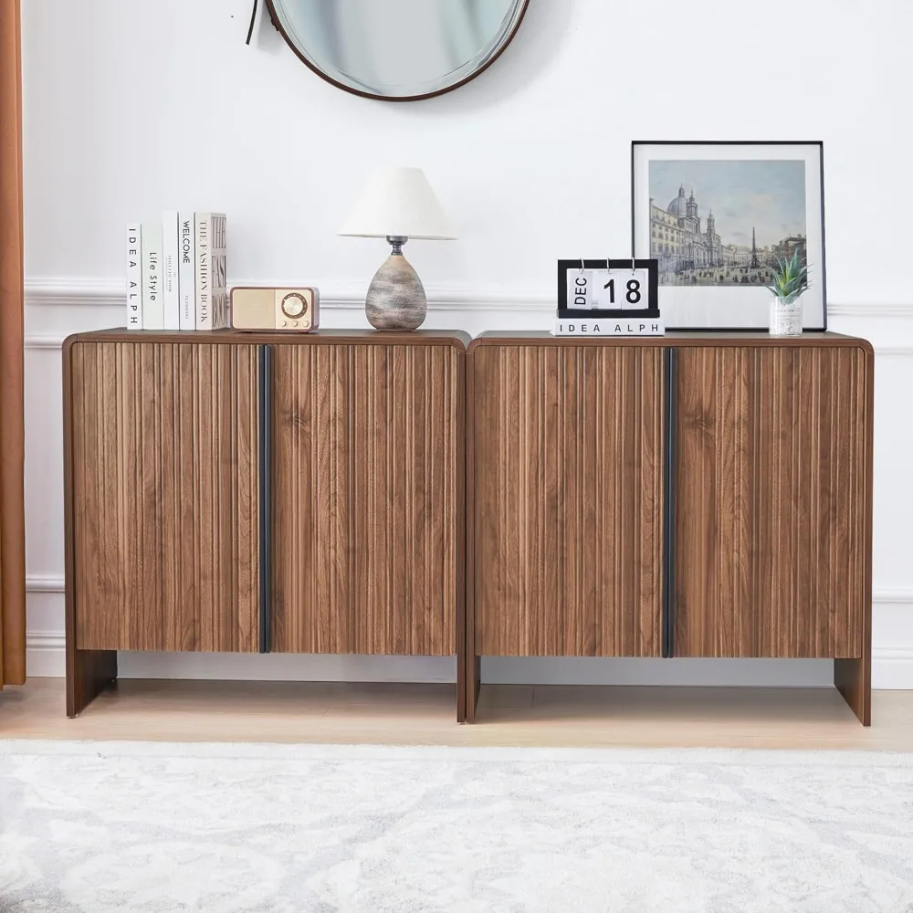Buffet aparador de porta canelada de 60 polegadas com bordas curvas e armazenamento em destaque marrom