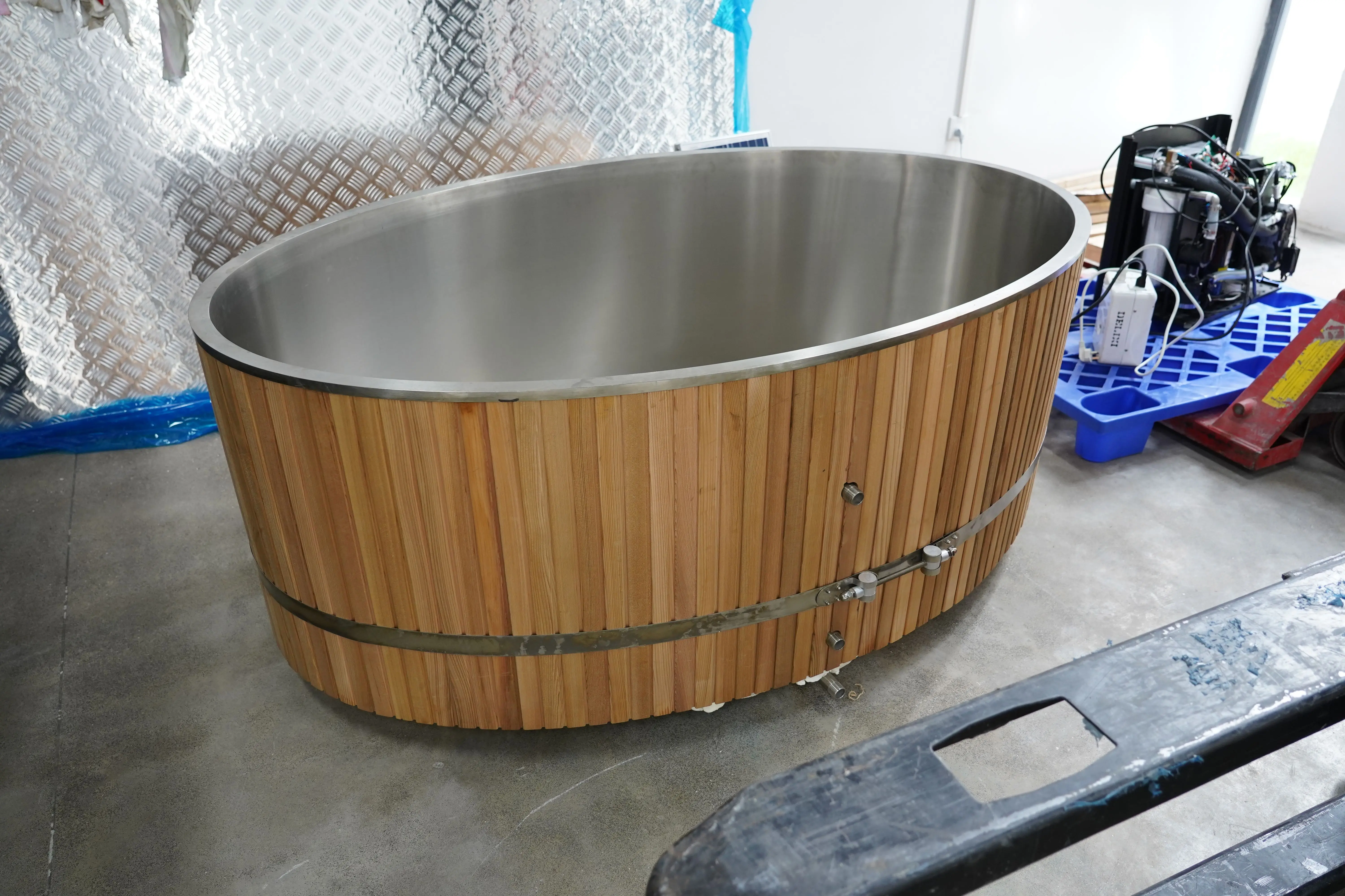 Ice Bath Manufacturer Wooden Oval Shape Large Cedar Ice Bath Outdoor Cold Plunge  Stainless Steel Inner Liner Barrel Tub