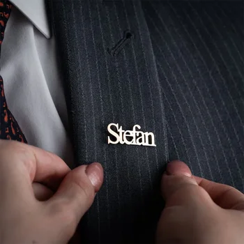 럭셔리 사용자 정의 이름 브로치 맞춤형 스테인레스 스틸 핀 중립 자켓 배지 여성 쥬얼리 웨딩 옷깃 핀 선물 남자
