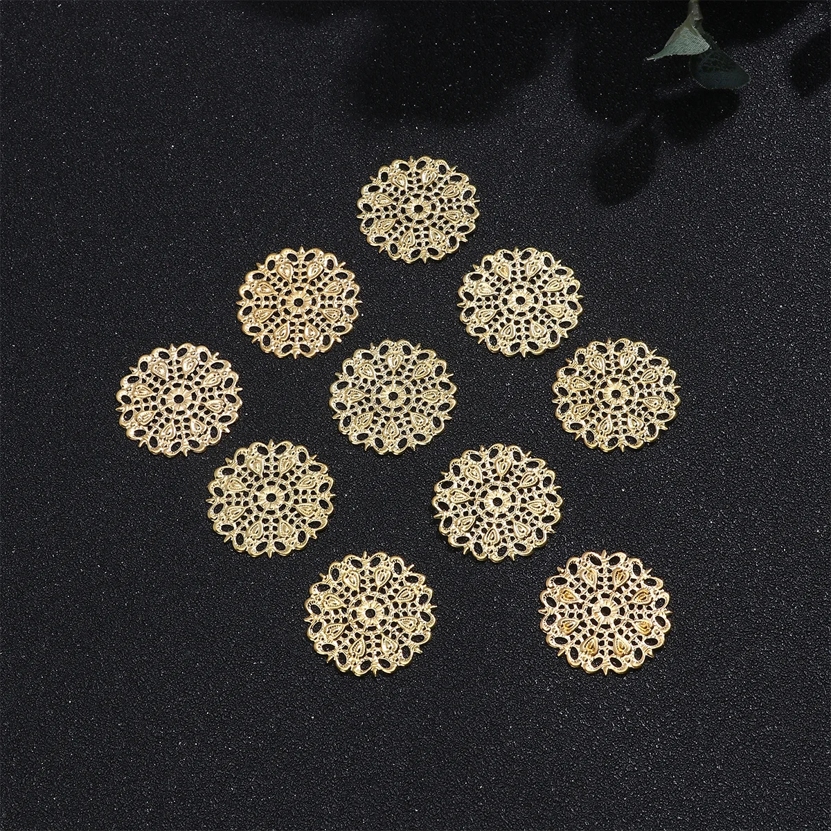 30 قطعة فاصل زهرة معدنية إكسسوارات قلادة ساحرة صنعة جيدة متينة لمشاريع المجوهرات ذاتية الصنع قلادة على شكل زهرة ذهبية يمكنك صنعها بنفسك #1