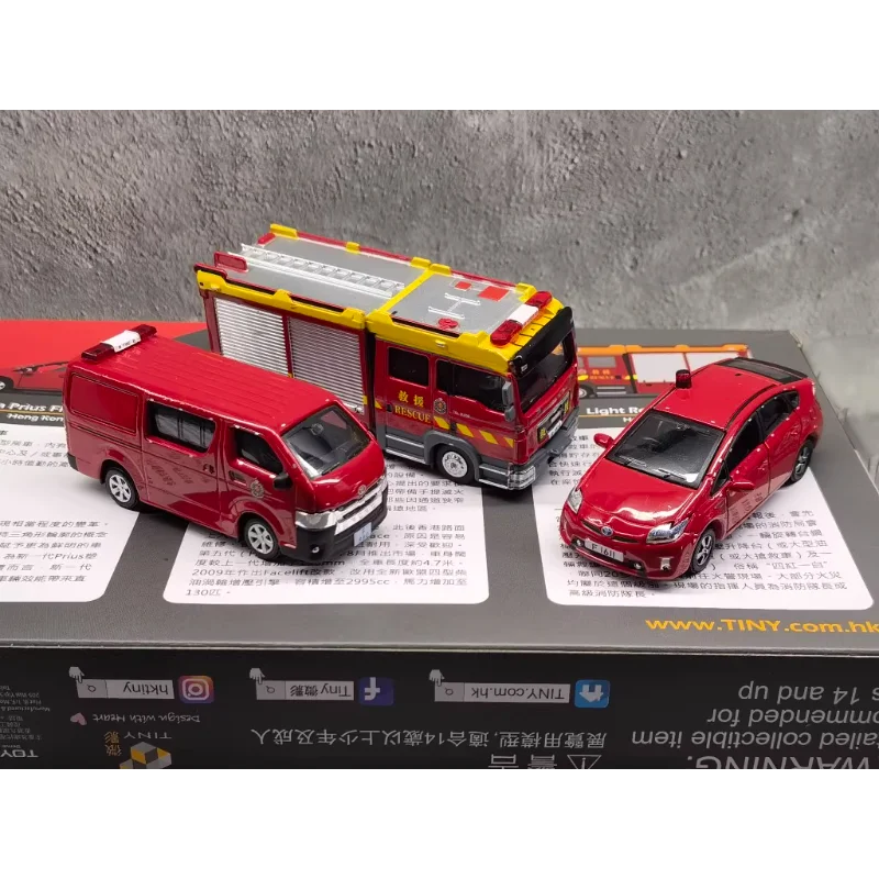 Diecast TINY BS03 Hong Kong conjunto de motor de bomberos nuevo Toyota Hiace Prius puerta coche en miniatura de aleación juguete coleccionable regalo exhibición de recuerdo