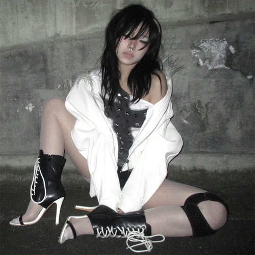 Imagen 2 del producto Camiseta Karrcat Trashy Y2k con Estampado de Cruz Metálica, Estética Grunge, Hombros Descubiertos, Estilo Vintage Años 2000, Ropa Urbana Gótica, Retro Americano